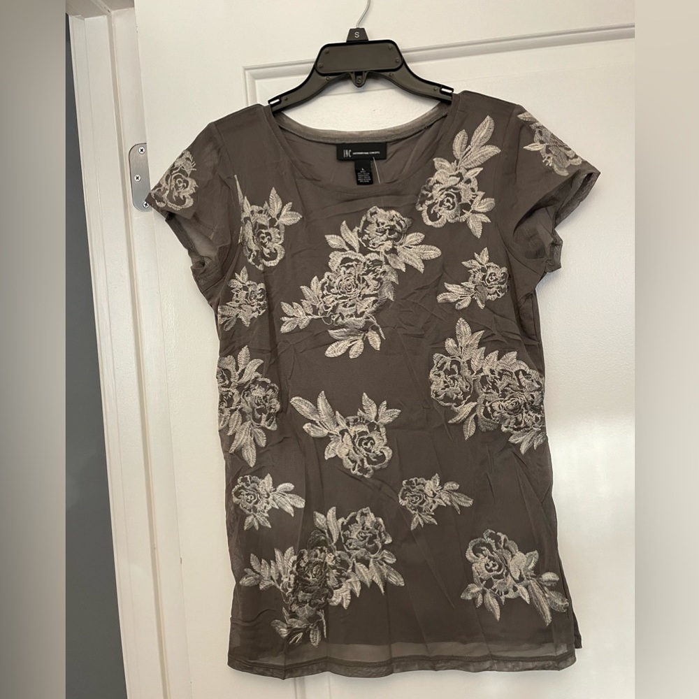 NWT INC grey shirt with embroidery flowers. Short sleeves